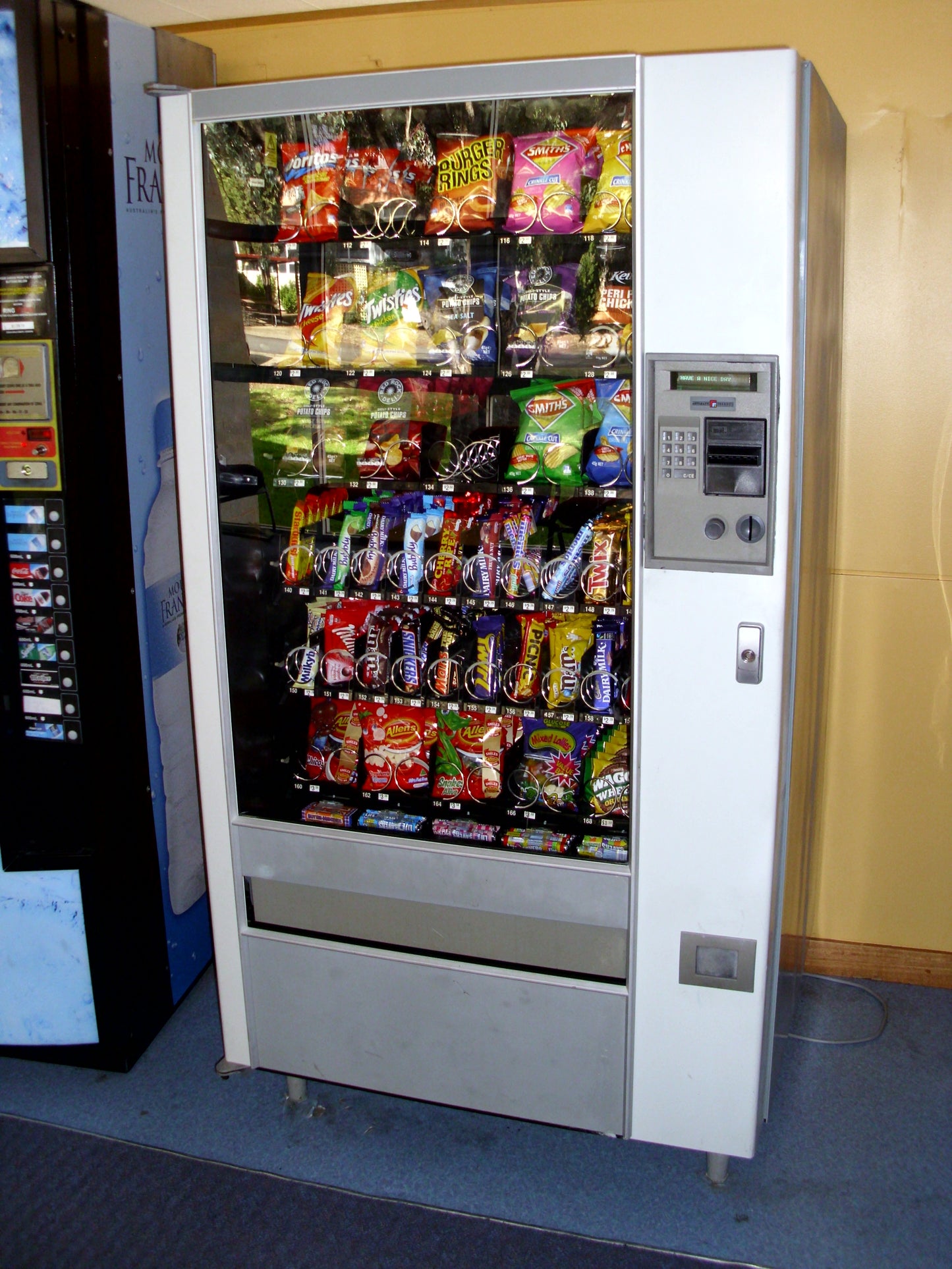 Full-size snack vending machine